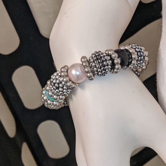 Chunky multi colored bead & silvertone bracelet - Picture 6 of 9